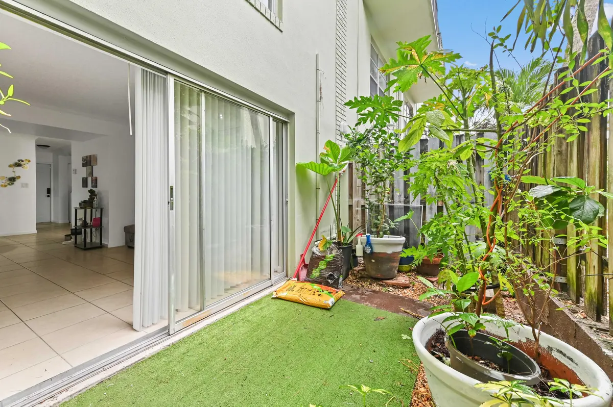 16 Patio 02 at 803 W Oakland Park Boulevard A7, Oakland Park