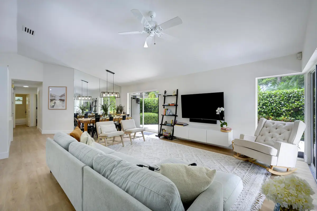 Relax and Watch your Favorite Shows at 32 Admirals Court, Palm Beach Gardens
