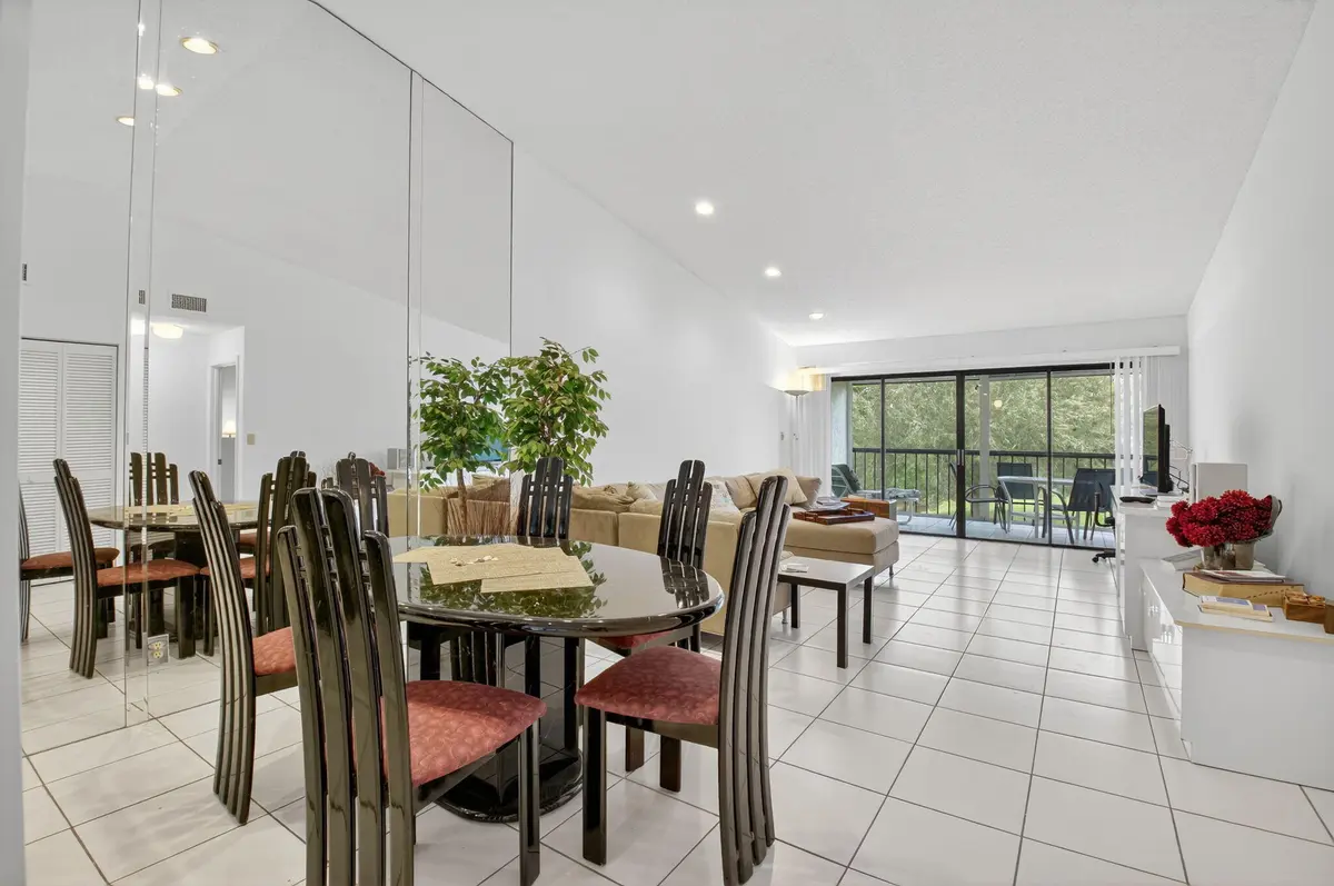dining area at 5055 Oak Hill Lane 222, Delray Beach
