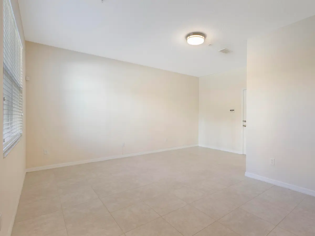 Living at 1247 Via De Fossi, Boynton Beach