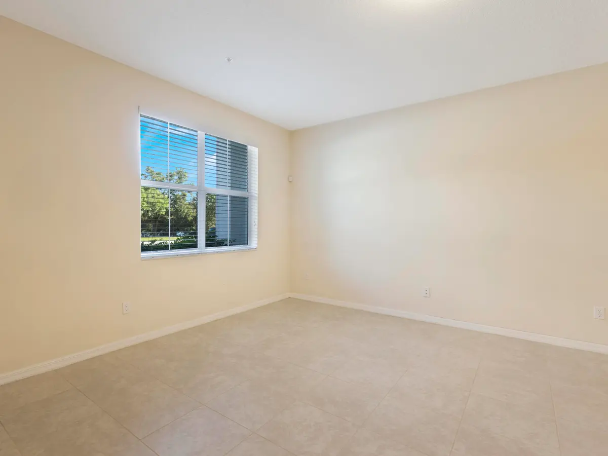 Living at 1247 Via De Fossi, Boynton Beach