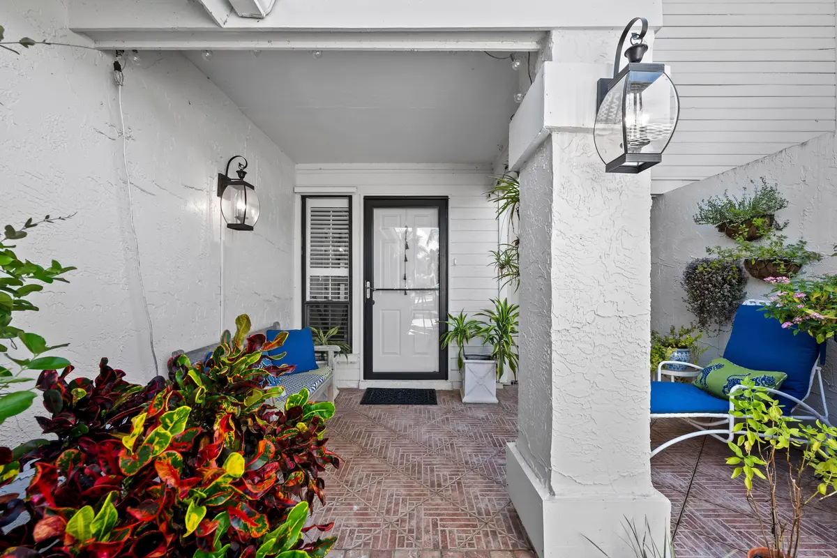 LUX_5720 at 5610 SE Foxcross Place, Stuart