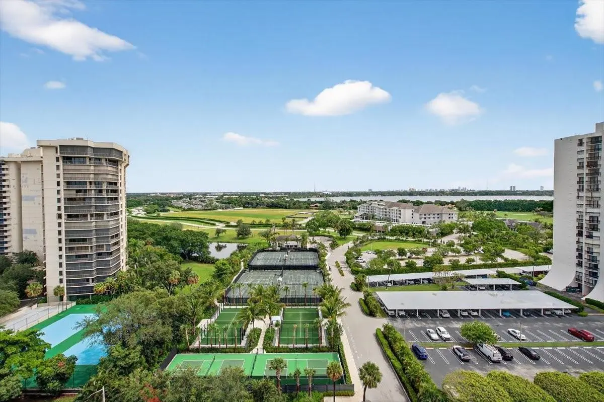 7cb92c2d08f93dd5fc2fe699721db394 at 2425 Presidential Way 1502, West Palm Beach