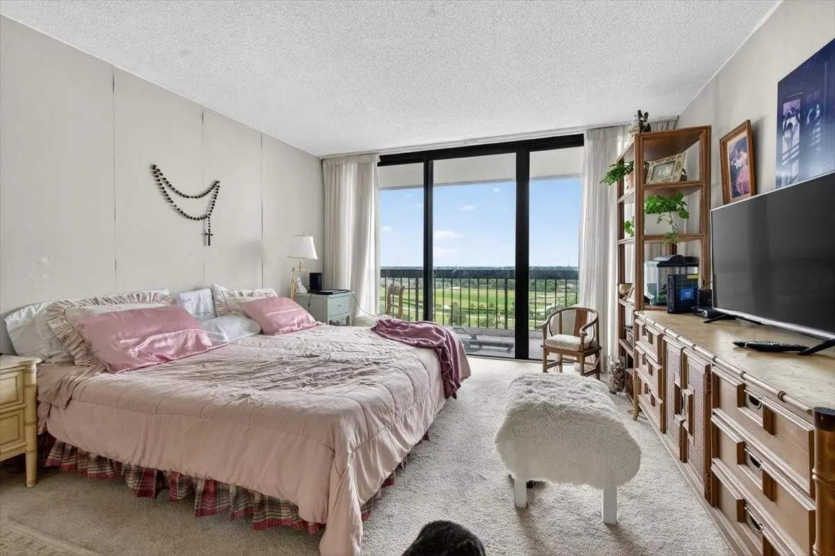 6c9dab2f9c54550ba27f29ce1f3e139e at 2425 Presidential Way 1502, West Palm Beach