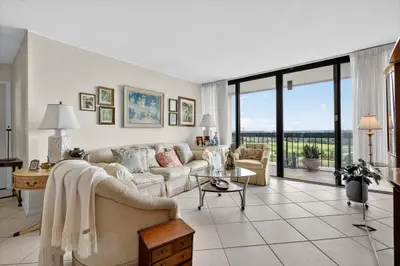 2425 Presidential Way 1502, West Palm Beach – sold
