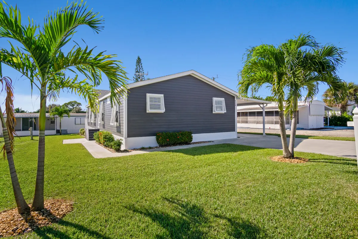 outside pro at 8328 SE Swan Avenue, Hobe Sound