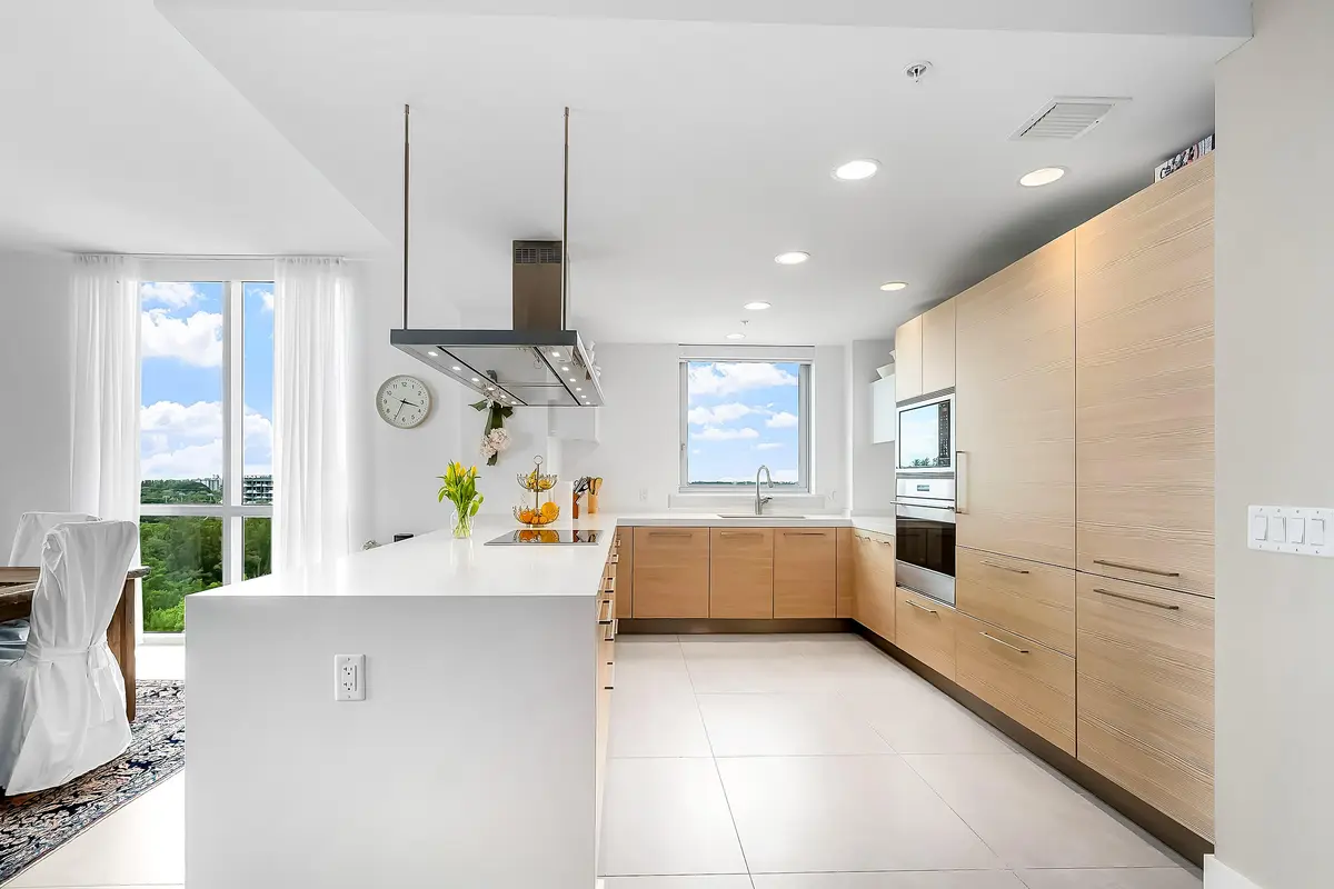 A7302758 at 17111 Biscayne Boulevard 902, North Miami Beach