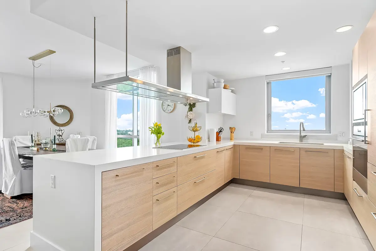 A7302768 at 17111 Biscayne Boulevard 902, North Miami Beach