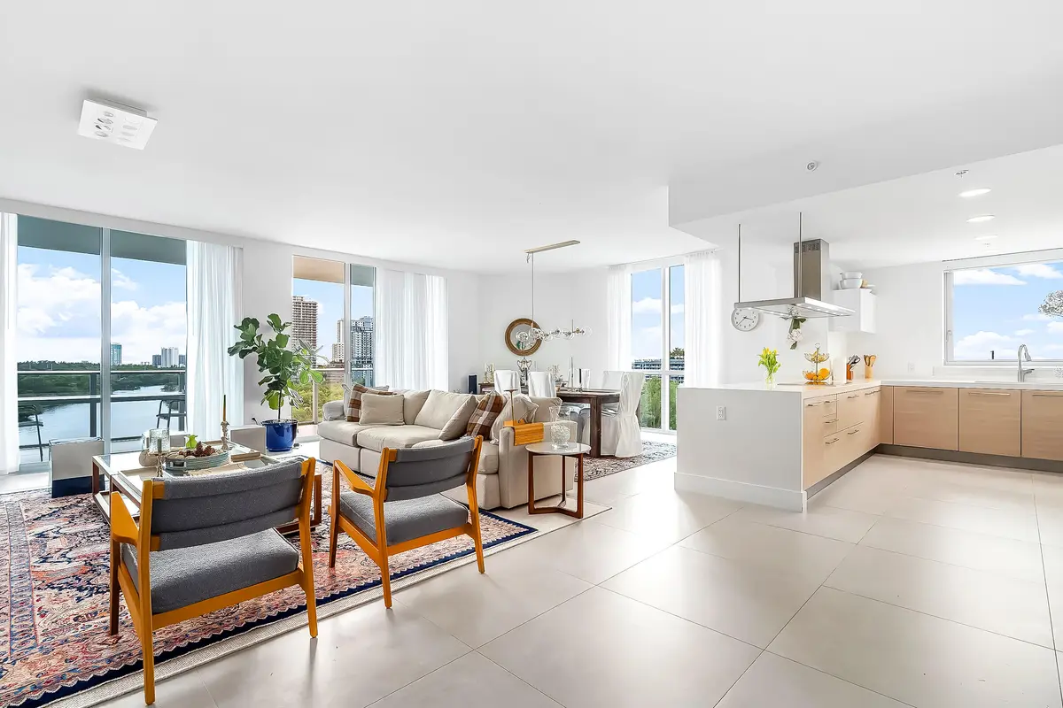 A7302792 at 17111 Biscayne Boulevard 902, North Miami Beach