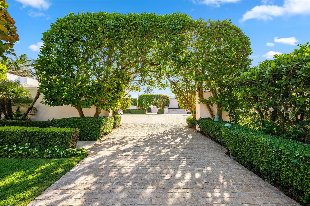 Driveway at 911 N Ocean Boulevard, Palm Beach
