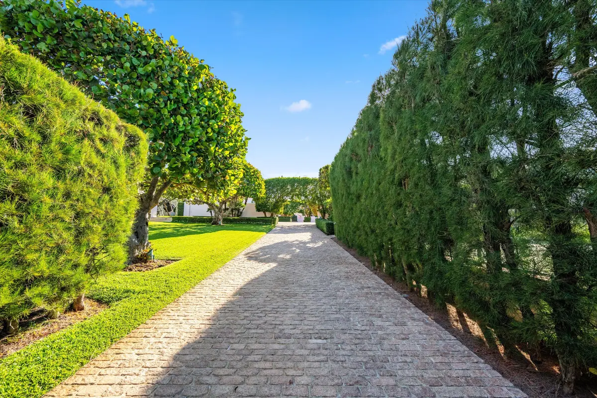 Driveway at 911 N Ocean Boulevard, Palm Beach