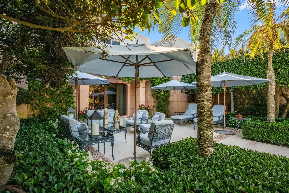 Courtyard at 911 N Ocean Boulevard, Palm Beach
