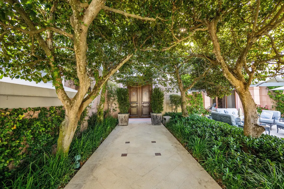 Entry at 911 N Ocean Boulevard, Palm Beach