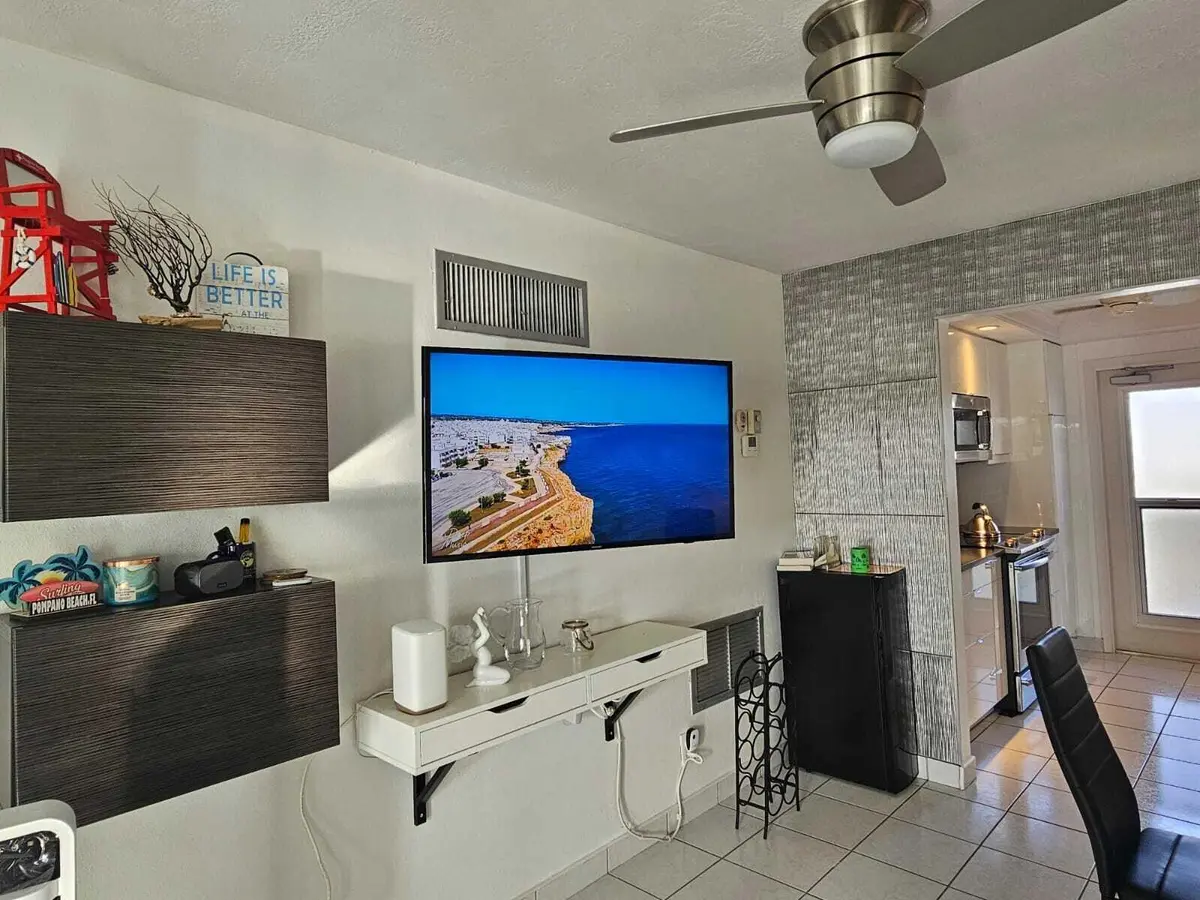 Family room at 505 N Riverside Drive 12a, Pompano Beach