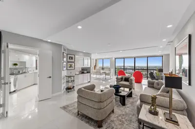 1900 Consulate Place 2104, West Palm Beach – sold