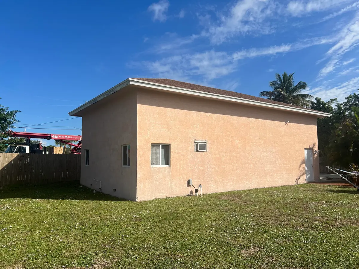 Storage garage side view at 1309 W Frangipani Circle, Lantana