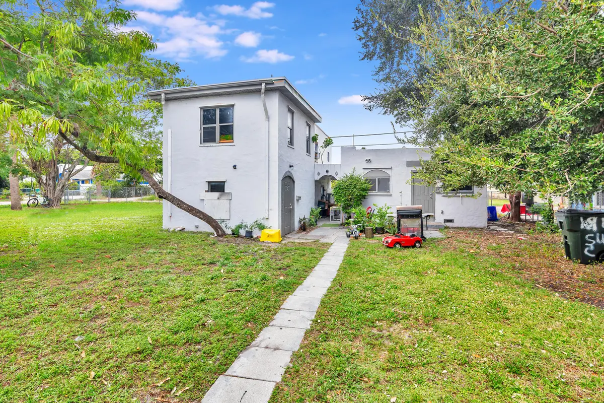 low-4 at 19 S E Street, Lake Worth Beach