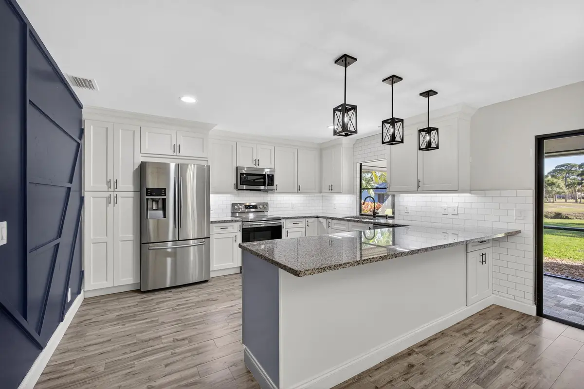 Kitchen bar seating. at 13302 Touchstone Place, Palm Beach Gardens