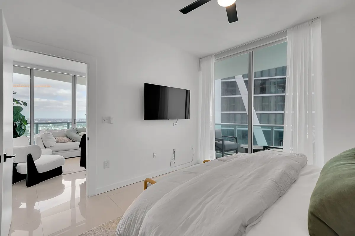 21_0 (25) at 900 Biscayne Boulevard 4812, Miami