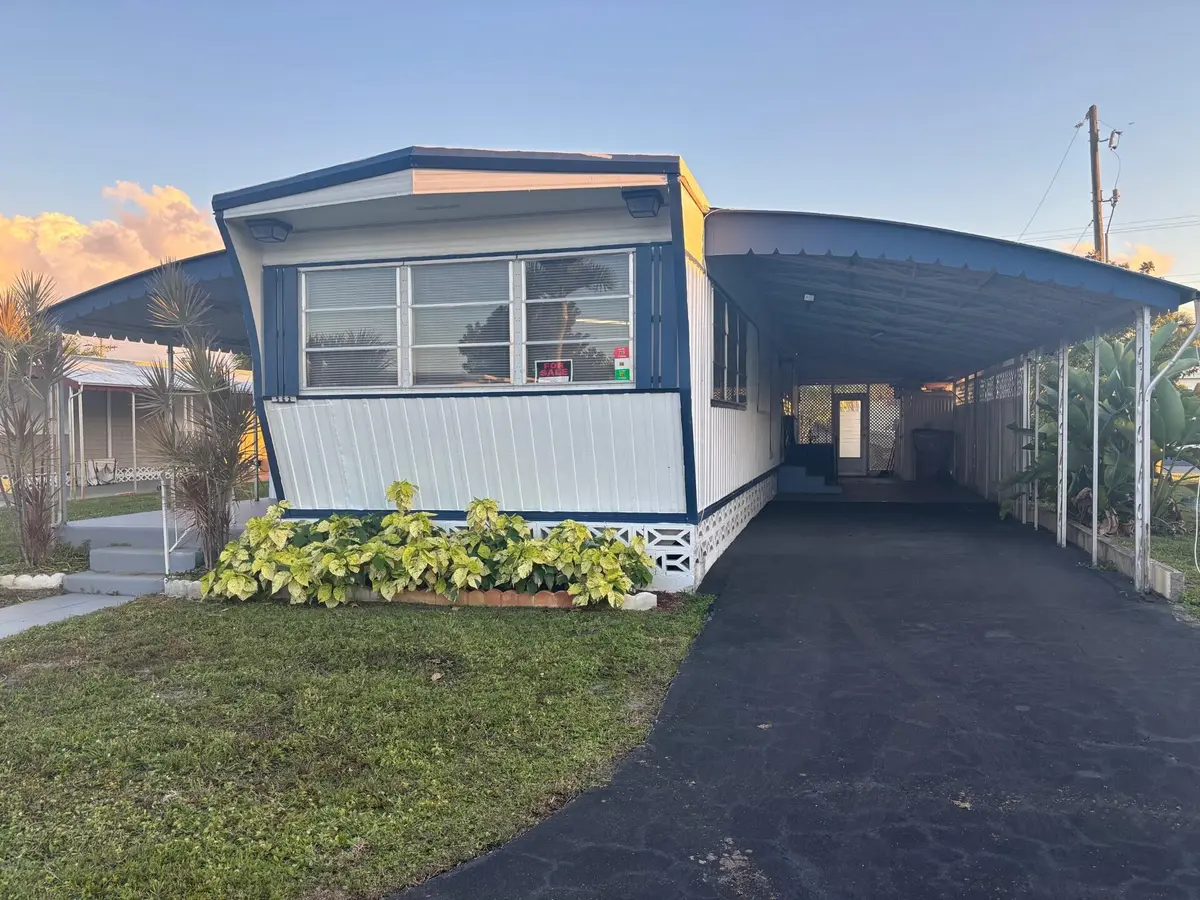 Front at 562 NE 47th St, Lot 393, Deerfield Beach