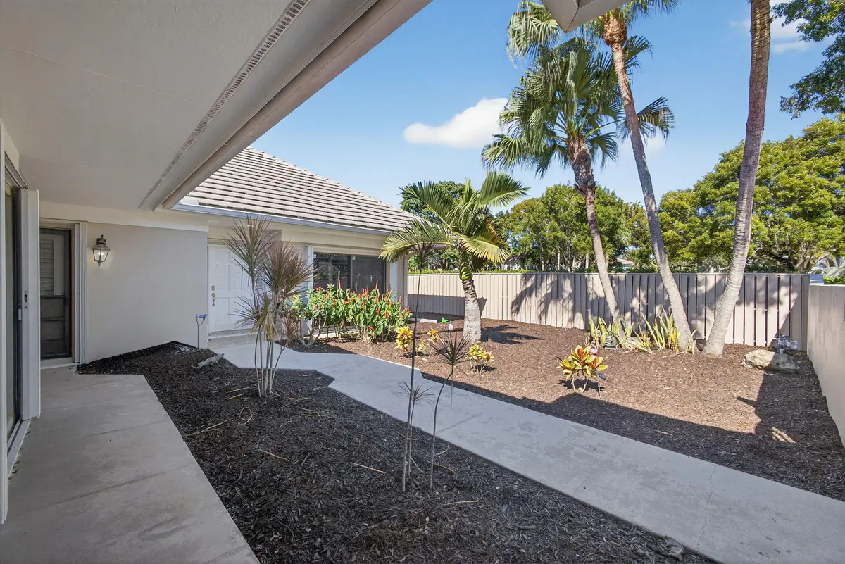 Front Yard Fenced at 158 Coventry Place, Palm Beach Gardens