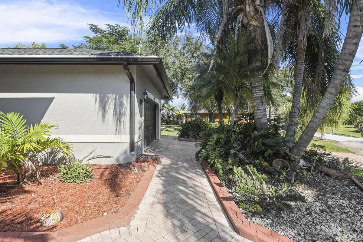 52-web-or-mls-3F2A3355 at 140 SW Mark Court, Port St. Lucie