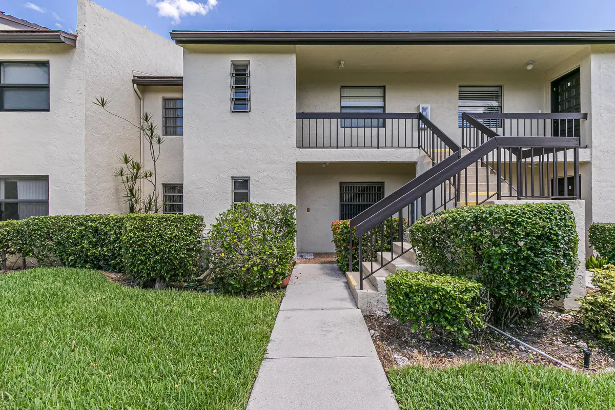 8535-6 at 8535 Casa Del Lago 37e, Boca Raton