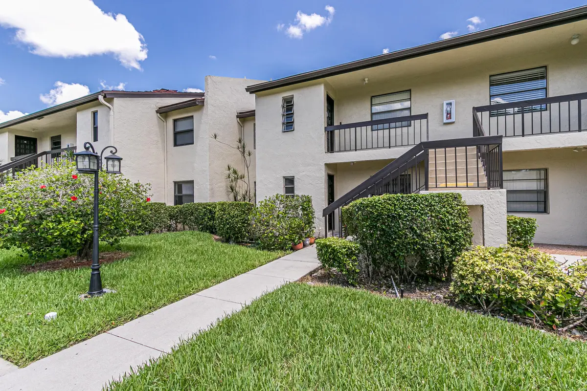 8535-7 at 8535 Casa Del Lago 37e, Boca Raton