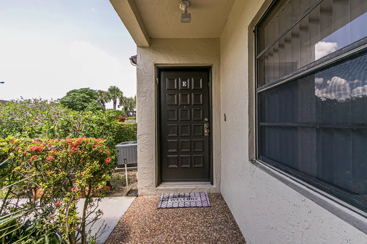 8535-9 at 8535 Casa Del Lago 37e, Boca Raton