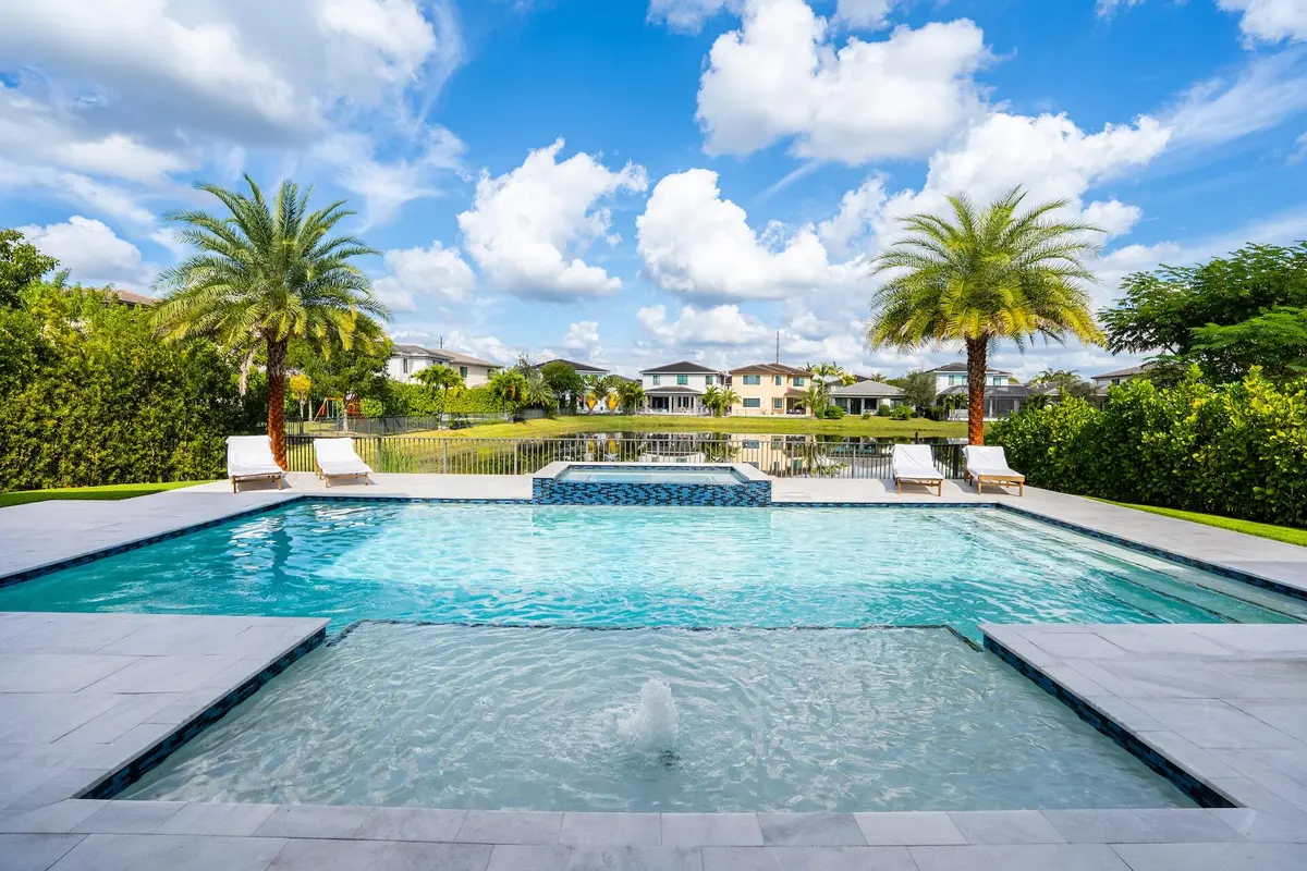 Salt sytem Heated pool and spa at 10555 Cobalt Court, Parkland