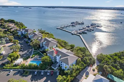 390 NE Edgewater Drive 403, Stuart – Condominium for sale