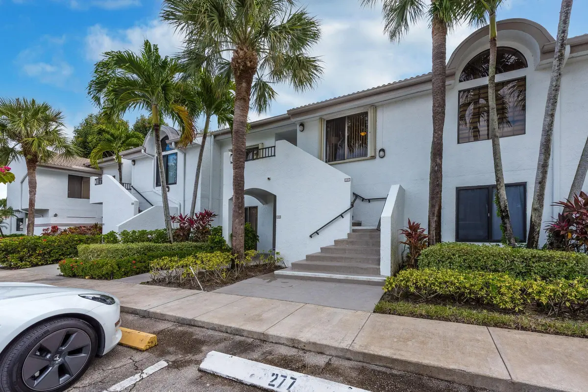 1107-24 at 7485 Glendevon Lane 1107, Delray Beach