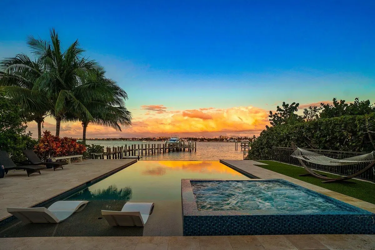 view at 200 N Lake Drive, Lantana
