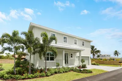 1013 NE Orange Avenue, Jensen Beach – Single Family Residence for sale