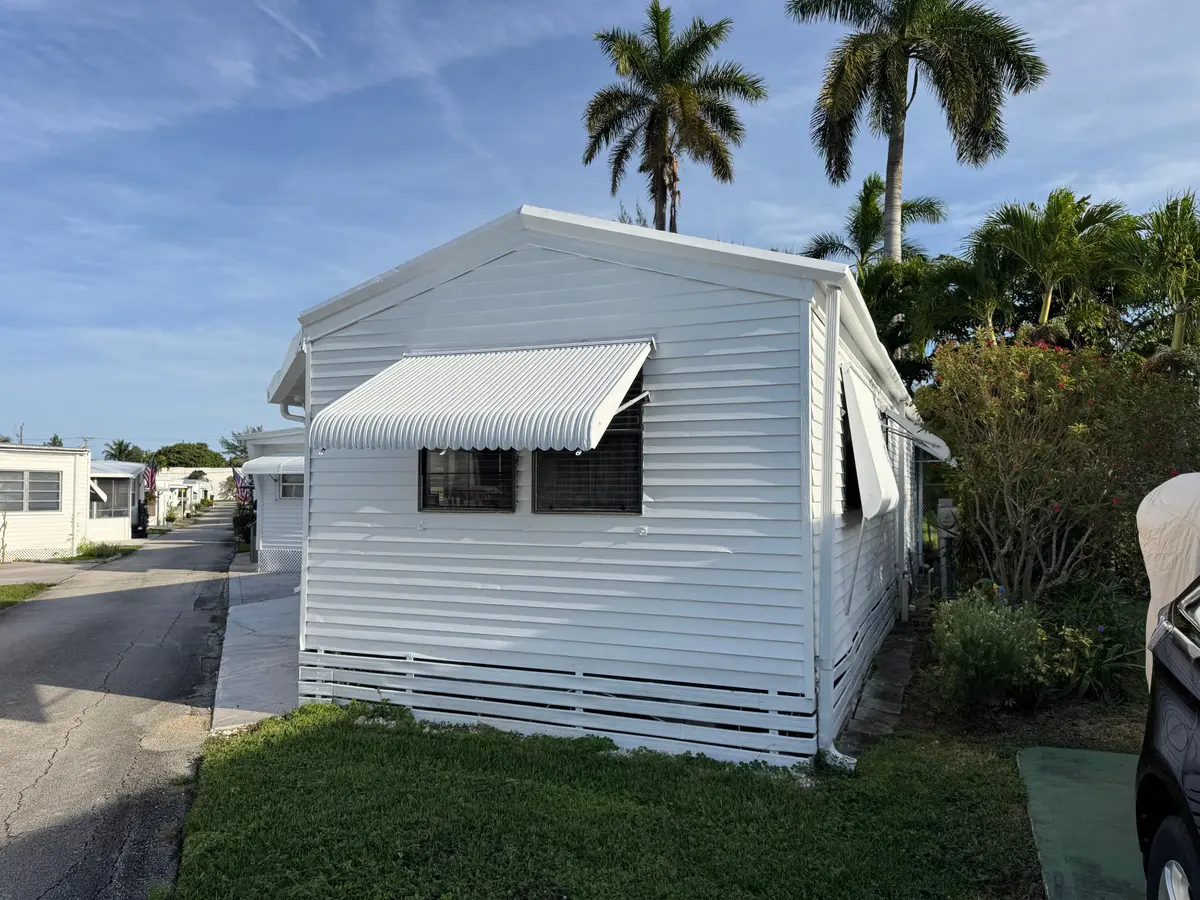 facing east at 210 Cardinal Drive B, Briny Breezes