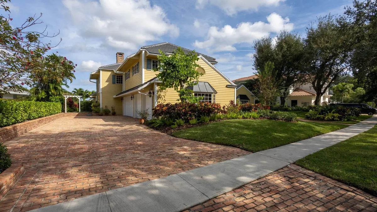 Large oversized driveway at 2883 Banyan Boulevard Circle, Boca Raton