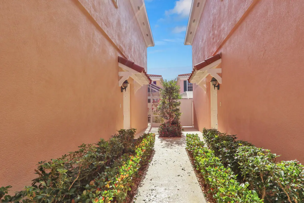 Entry at 28 Live Oak Circle, Tequesta