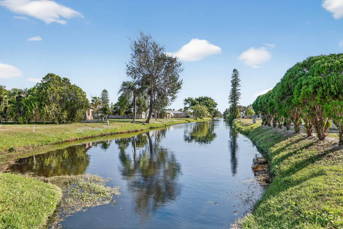 36-web-or-mls-3A5A0401 at 35 S Alhambra Lane, Port St. Lucie