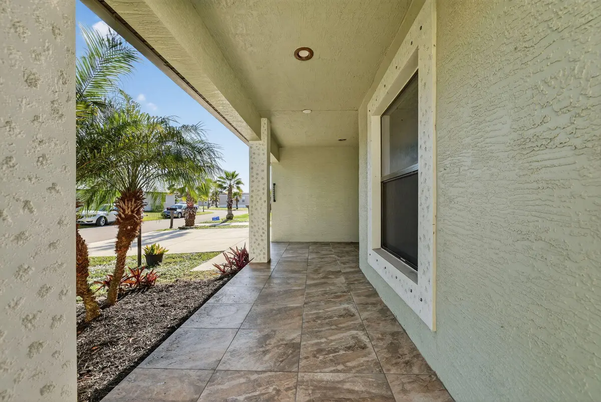 34-web-or-mls-3A5A0388 at 35 S Alhambra Lane, Port St. Lucie