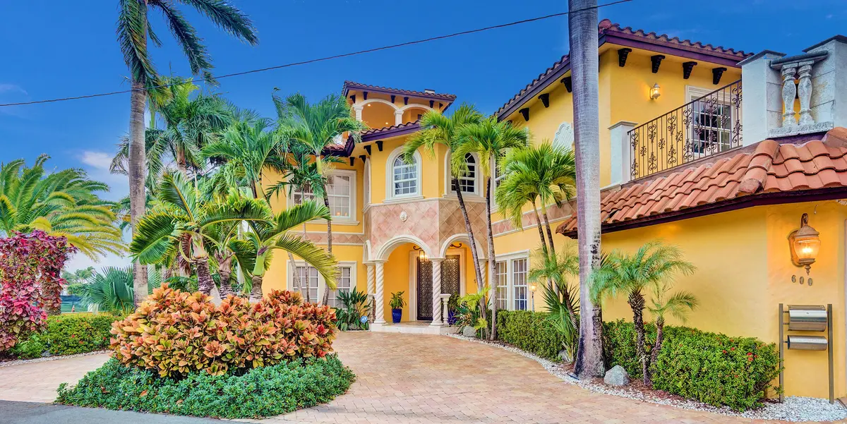 Circular driveway at 600 Circle Drive, Pompano Beach