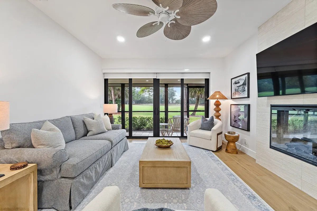 living at 150 Old Meadow Way, Palm Beach Gardens