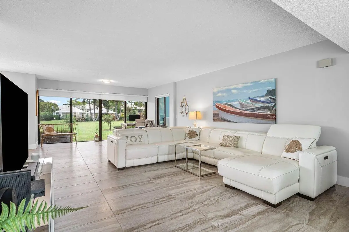 Interior living area at 3665 Quail Ridge Drive Bobwhite B, Boynton Beach