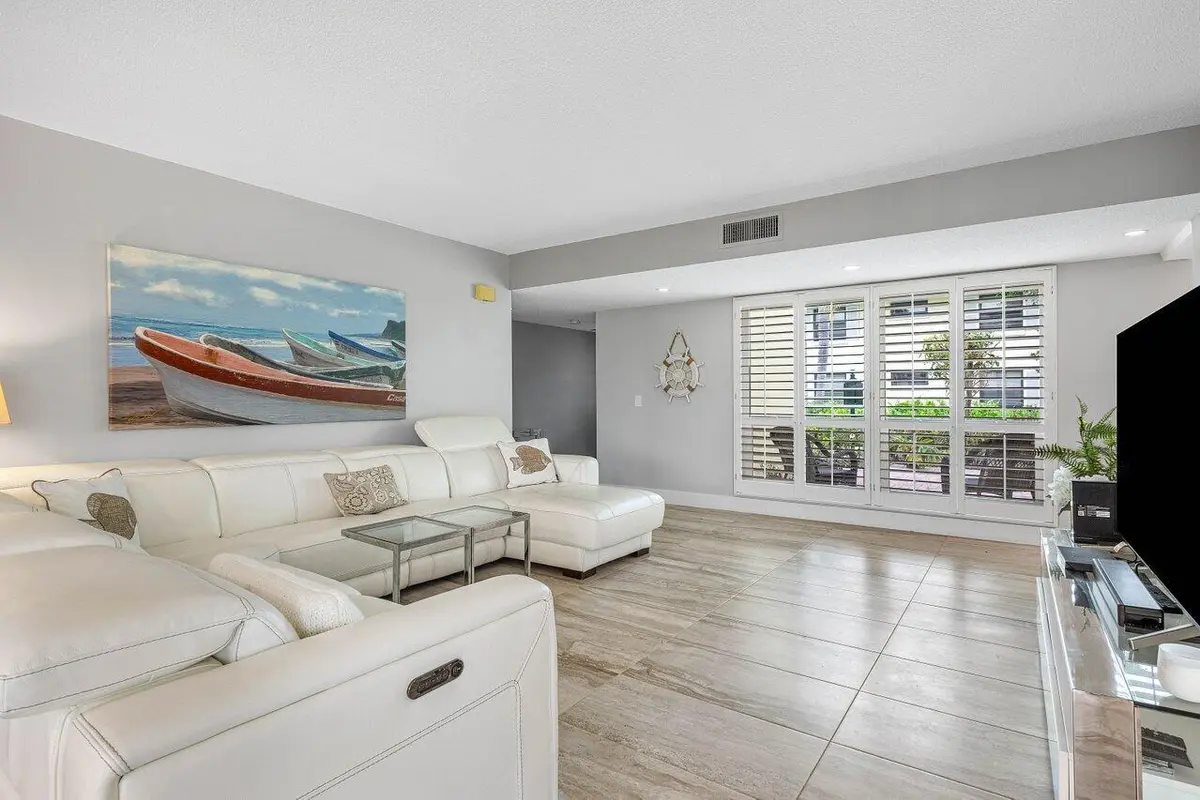 Interior living area at 3665 Quail Ridge Drive Bobwhite B, Boynton Beach