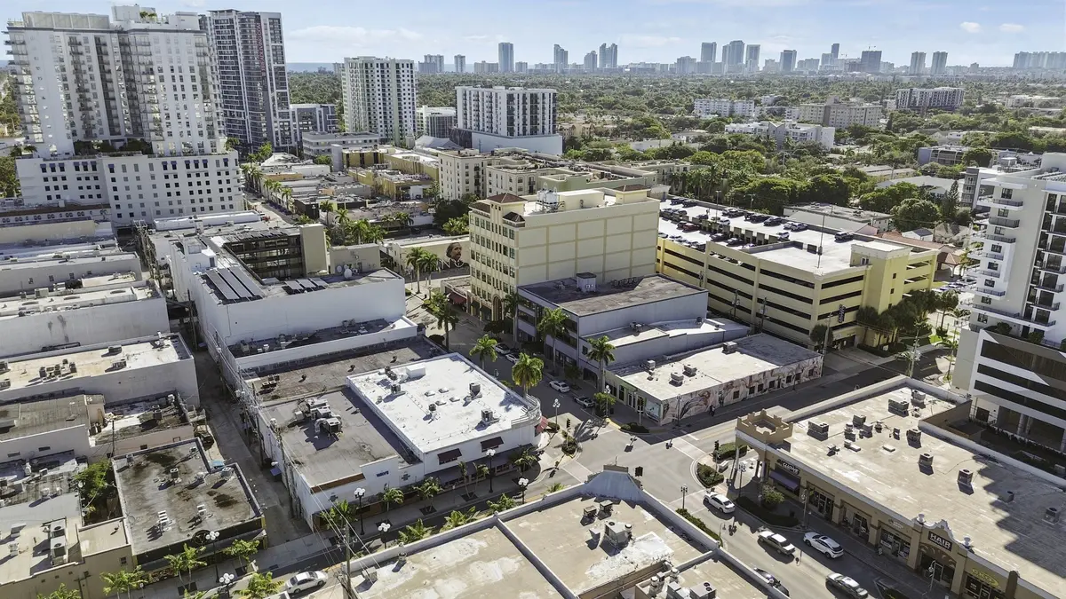 Hollywood area at 1940 Harrison Street, Hollywood