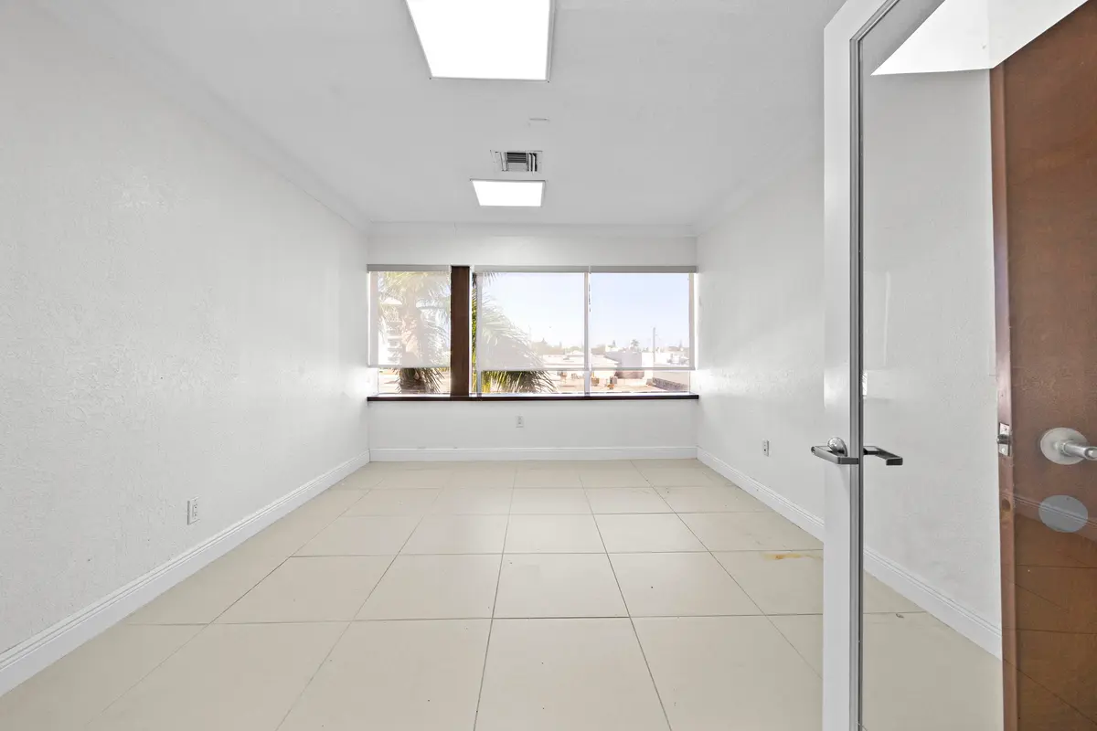 Suite 300 I at 1940 Harrison Street, Hollywood