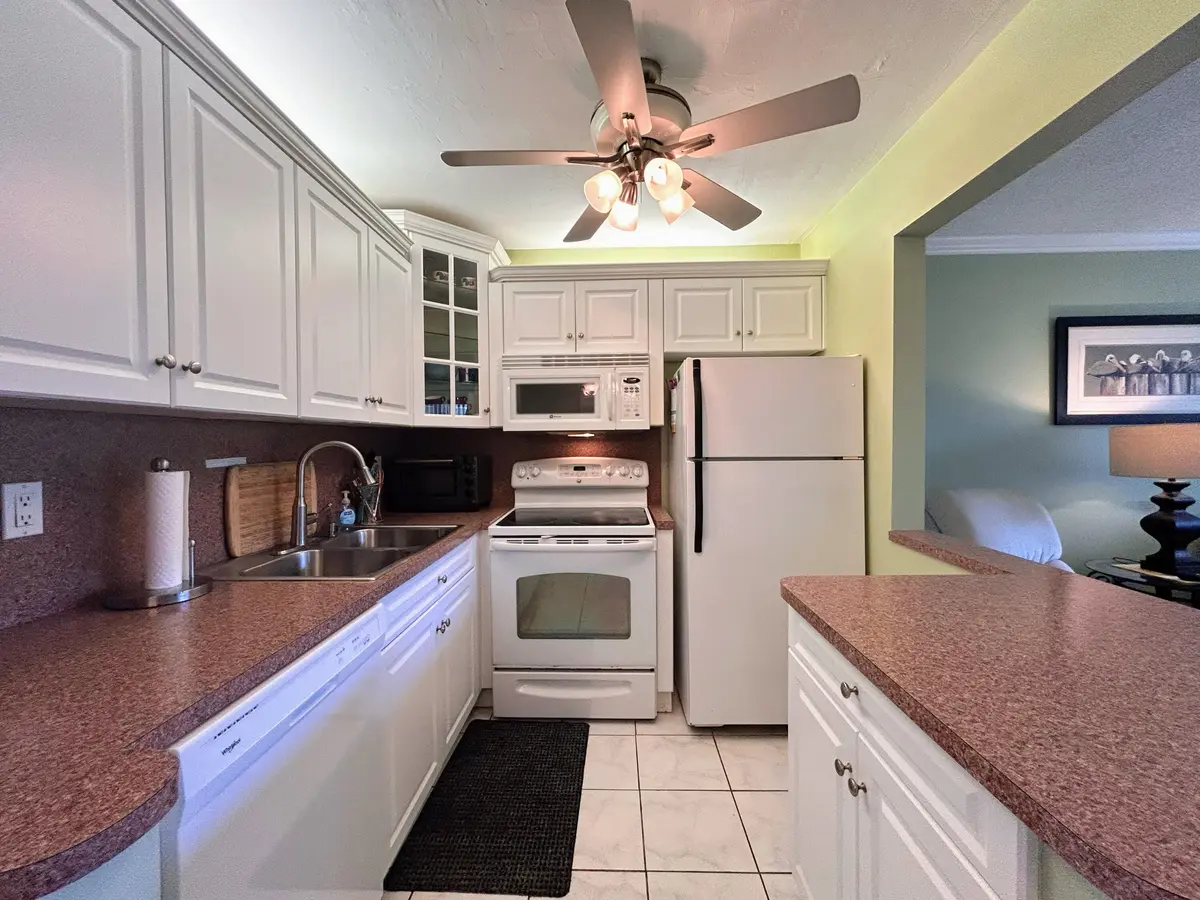 Kitchen w/ appliances incl. dishwasher at 450 Horizons E 107, Boynton Beach