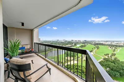 2425 Presidential Way 1806, West Palm Beach – sold
