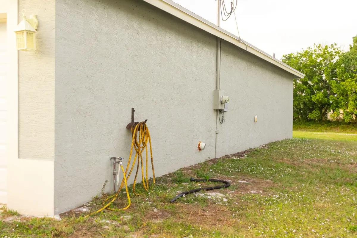 2HS09045-HDR at 2325 SE Calcutta Circle, Port St. Lucie