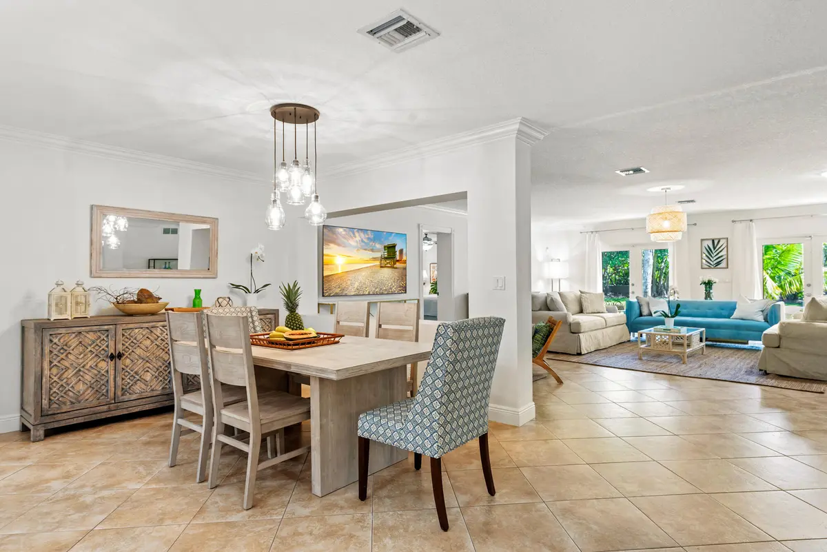 dining at 602 N Atlantic Drive, Lantana