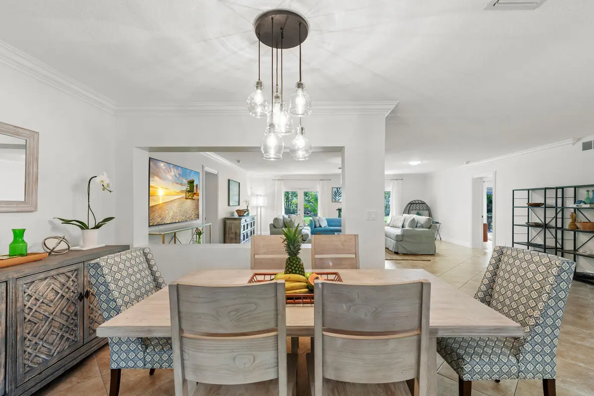 dining at 602 N Atlantic Drive, Lantana